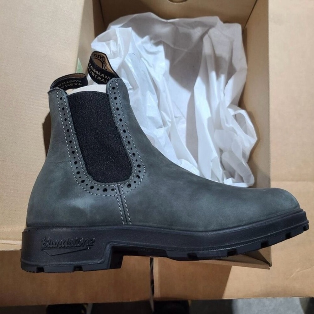 New Blundstone 1630. Never worn. Super cute.